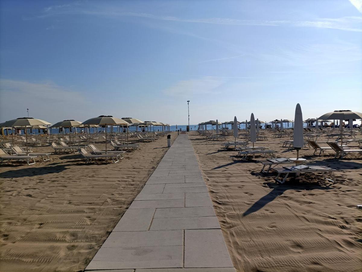 Hotel Bed & Book Rimini Exterior foto
